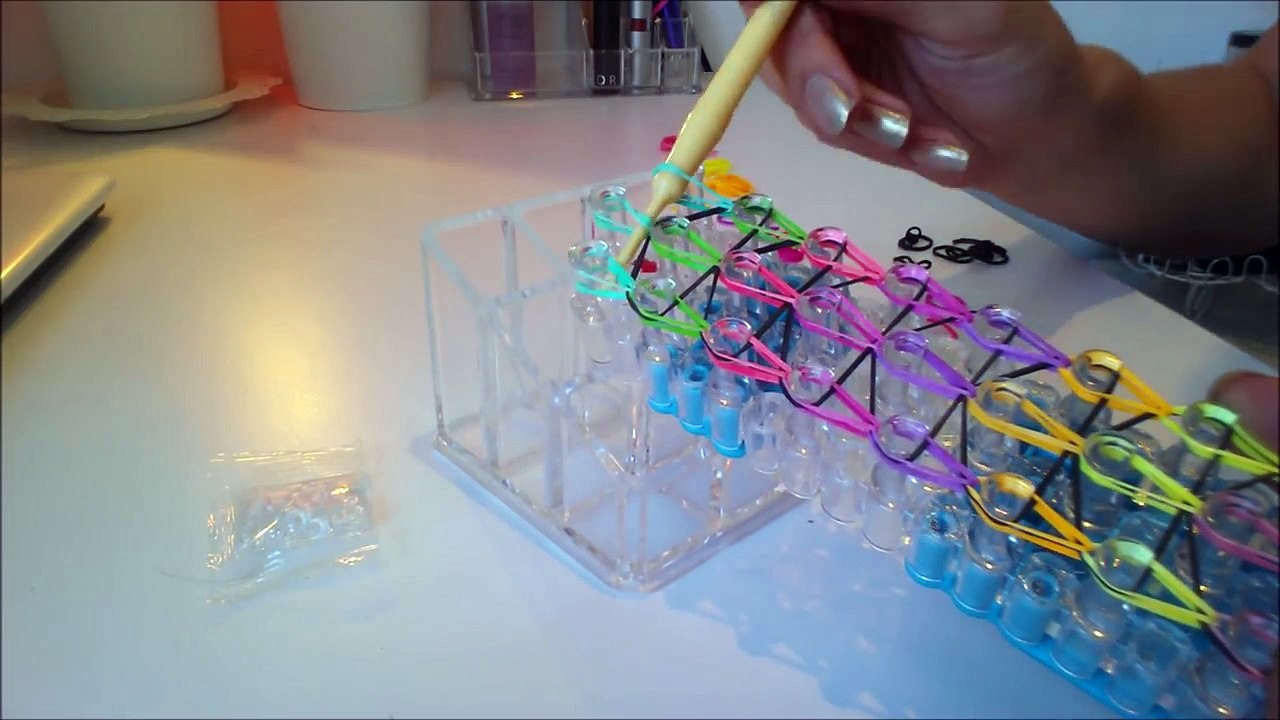 Tutoriel : réaliser un bracelet élastique manchette avec une seule machine RAINBOW LOOM (français)