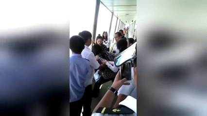 Adicta al teléfono estuvo a punto de saltar de un crucero para recuperarlo