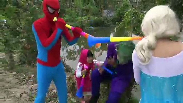 джокер дразнить учитель в класс против Человека-паука - Замороженные Эльза против розовый Паучок