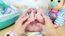 Los bebe recién nacido Calinou hace cacas de gominola y Pekebaby lo huele