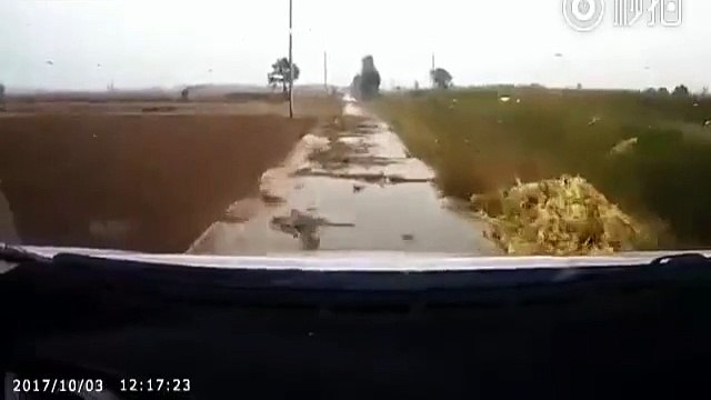 Ce conducteur va avoir une mauvaise surprise en pleine route... Plus de route!