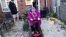 Quand mamie teste son nouveau scooter electrique et fini sous une voiture... Oups