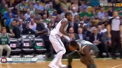Kyrie Irving fait tomber Tony Snell sur un cross