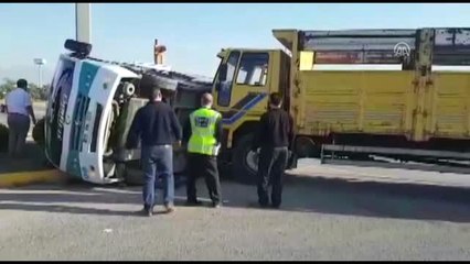 Minibüsle Kamyon Çarpıştı: 2 Yaralı