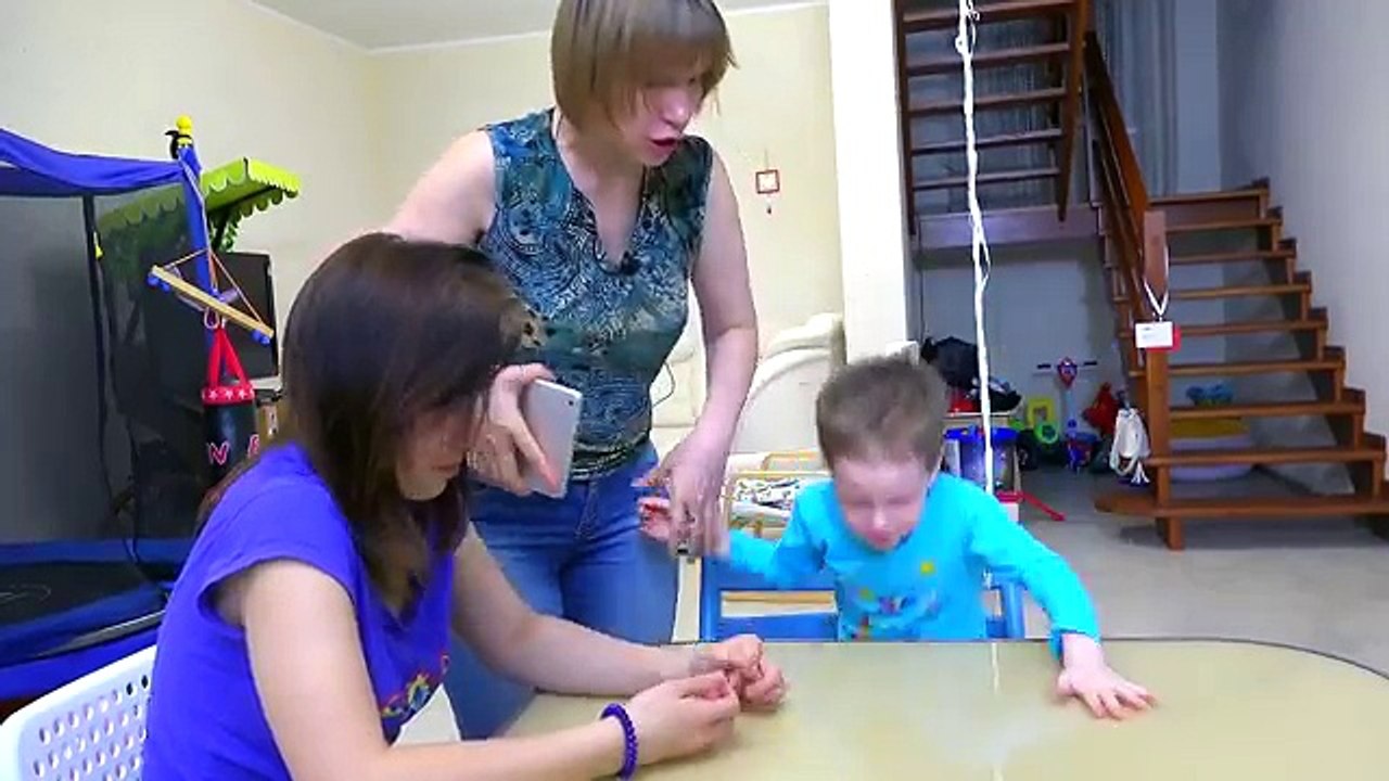 Вредные детки нашли ВОЛШЕБНЫЙ КУБИК Кинотеатр дома без разрешения мамы Bad Baby steals toy CINEMOOD