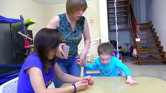 Вредные детки нашли ВОЛШЕБНЫЙ КУБИК Кинотеатр дома без разрешения мамы Bad Baby steals toy CINEMOOD