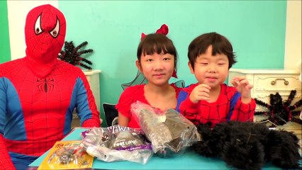 ★「動くクモにつかまった～！２３１ｃｍ巨大蜘蛛！」スパイダーマンごっこ★Spider-Man make-believe play★