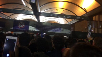 Les Parisiens chantent devant l'entrée du stade, Mbappé vient de marquer