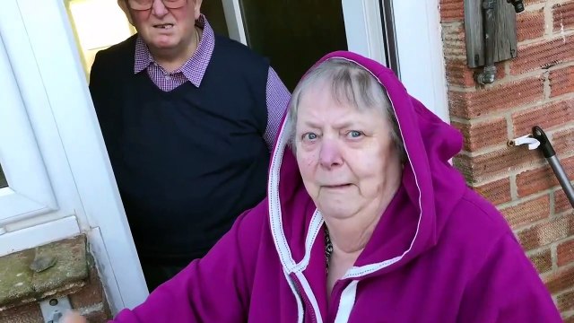 Deux jeunes font une belle surprise pour leur grand-mère !