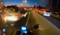 Duran trafikte açılan kapı motosikletliyi böyle savurdu