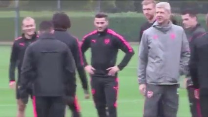 Quand Alexis Sanchez ne serre pas la main de Wenger