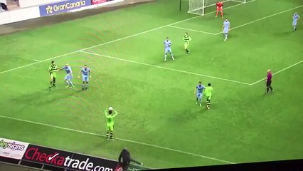 Un supporter furieux descend sur le terrain pour engueuler son équipe