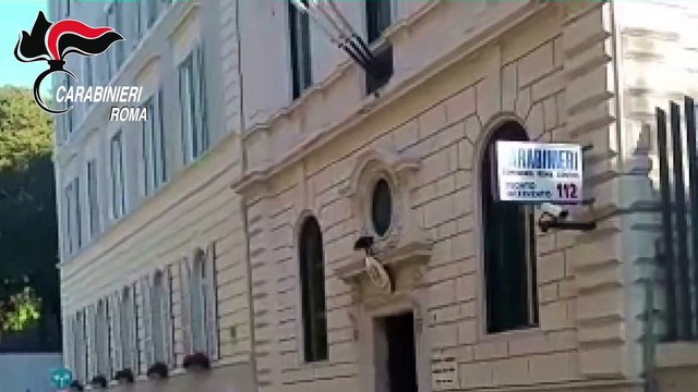 Aggredirono e rapinarono una coppia di turisti in un angolo buio tra via Marsala e viale Castro Pretorio. In manette 3 r