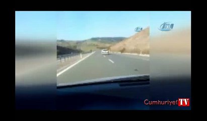 Ayakları dışarıda otomobil kullanan sürücü şaşkına çevirdi