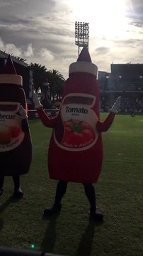 Une sauce Barbecue fait un mauvais geste aux supporters adverses