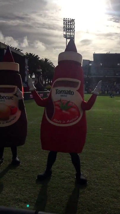 Une sauce Barbecue fait un mauvais geste aux supporters adverses