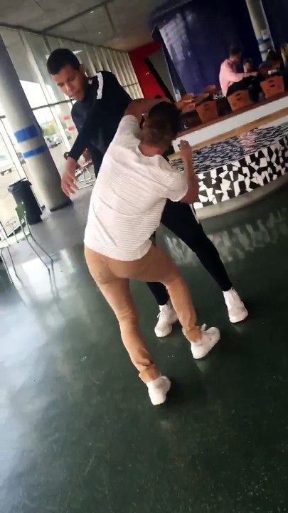 2 mecs ensemble qui font la roue