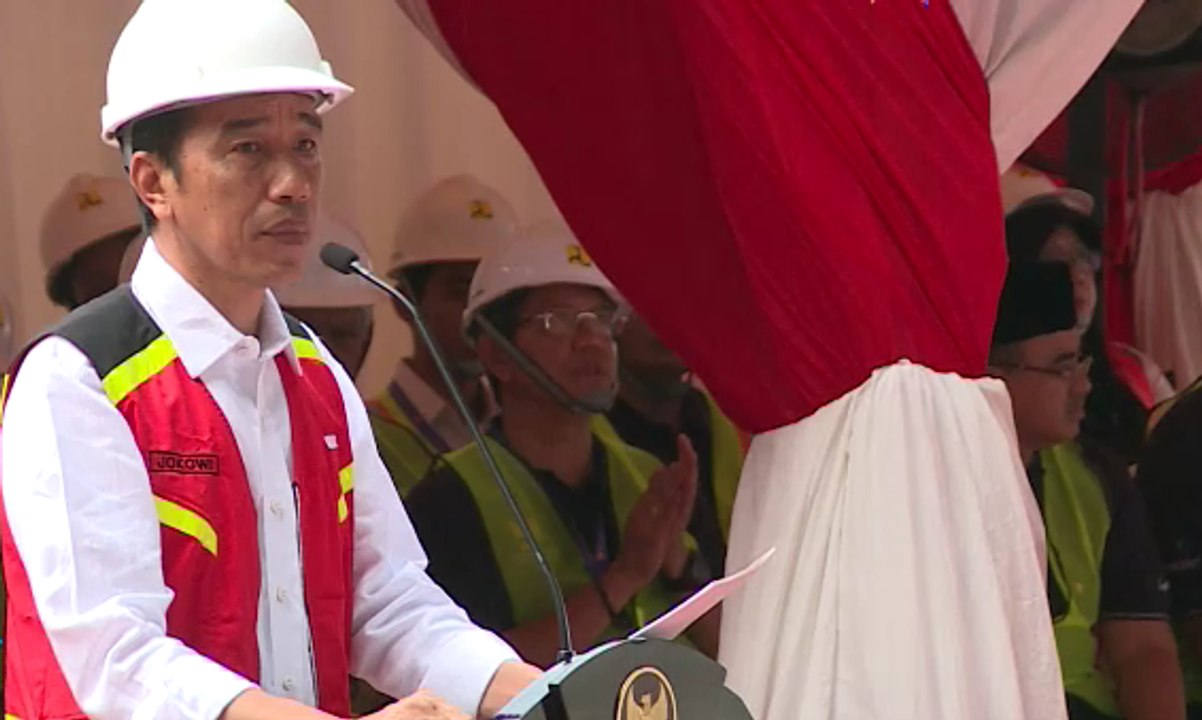 Jokowi Bagikan Sertifikat Tenaga Kerja Konstruksi
