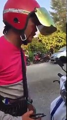 Pemandu Toyota Hilux pukul seorang pekerja penghantaran makanan bermotosikal