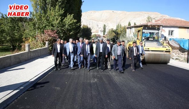 (19 Ekim 2017) BÜYÜKŞEHİR HER YERDE, AYNI KALİTEDE BAŞKAN ÇELİK, AKKIŞLA’DA YAPILAN ASFALT VE KALDIRIM ÇALIŞMALARINI İNCELEDİ