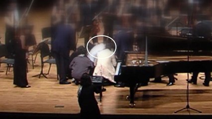 무대에서 쓰러진 연주자 또 관객이 살렸다 / YTN