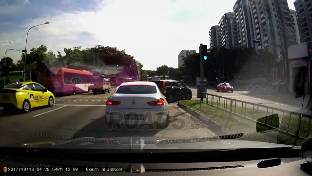 Collision mysterieuse avec une voiture sortie de nulle part... incompréhensible