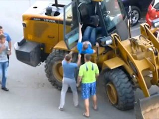 Sarhoş kepçe sürücüsü park halindeki araçları böyle ezdi