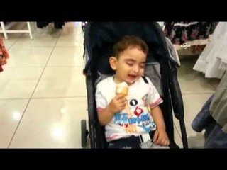 Uyurken dondurma yiyen çocuk