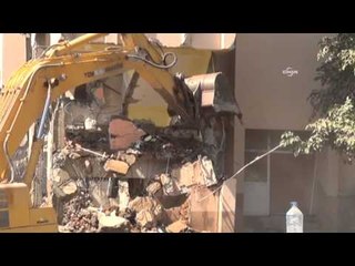 Kepçe operatörü, yıkılan binanın altında böyle kaldı!