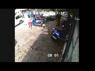 Havada takla atan motosiklet sürücüsü minibüse çarptı