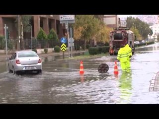 İzmir'de sağanak yağmur yolları göle çevirdi