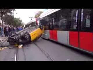 Tramvay yoluna giren taksi takla attı