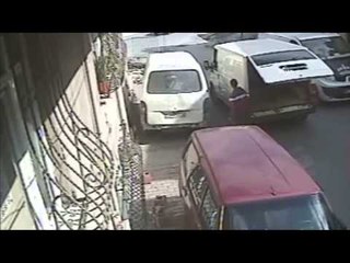 Mobeseden kaçtılar, güvenlik kamerasına yakalandılar