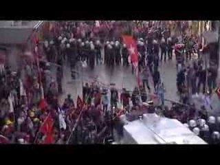 Polis, göstericileri cop ve kalkanlarla dağıttı