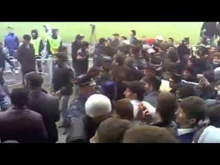 20 yıl sonra kendi sahalarında maç yapan takım taraftarları yine kavga yaptı