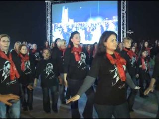 Karşıyaka'da bin kişi aynı anda zeybek oynadı