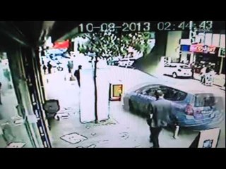 Dikkatsiz sürücü az daha yayayı eziyordu