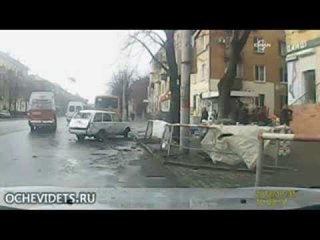 Hızını alamayan otomobil durağa daldı