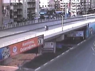 Otomobilin köprüden uçma anı kamerada