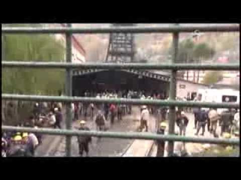 Çalışma şartlarını protesto eden işçiler kendilerini ocağa kapattı