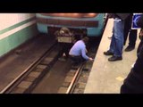 Moskova metrosunda trenin altına düşen sarhoş yolcu ölümden döndü