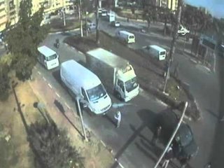 Çarptığı beton aydınlatma direği üzerine düştü