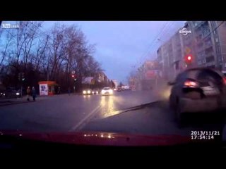 Rusya'da caddede su borusu patladı, sürücülerin zor anı kameraya yansıdı