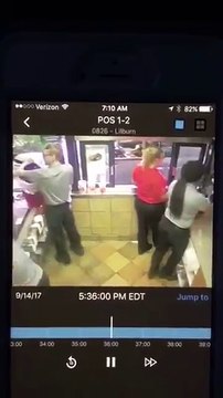 Il tente de remplir une machine à soda tout seul