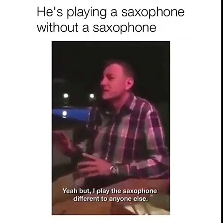 Il joue du Saxophone sans instrument