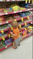 Pour Halloween ce gamin prend TOUS les bonbons au Supermarché !
