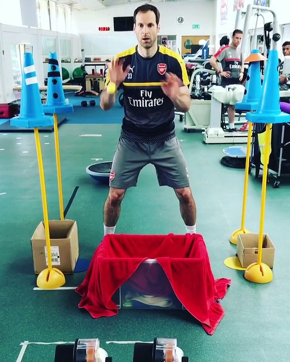 Entraînement des réflexes du gardien d'Arsenal petr cech avec un lanceur de balles de ping pong !
