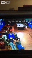 Download Video: Braquage d'un bar raté : les voleurs accueillis à coups de chaises !