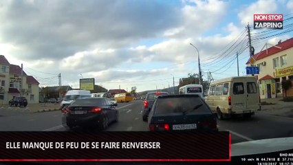 Cette femme frôle la mort en traversant la route sans regarder, les images spectaculaires (vidéo)