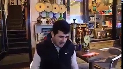 Bilal Göregenin Şarkı Söylediğini Duyan Esnaf Dükkana Gidip Müziğin sesini kısıyor